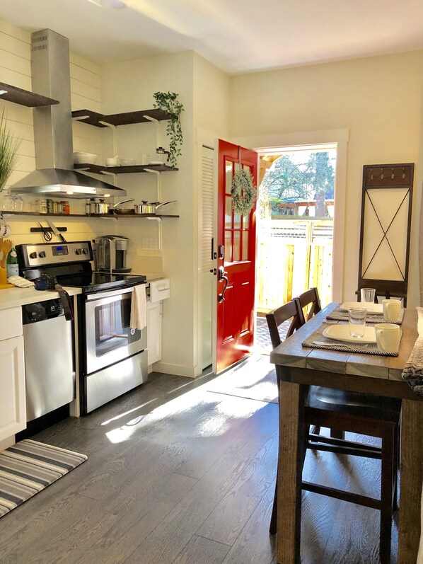 Geladeira, micro-ondas, fogão, cooktop