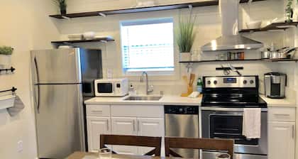 Private & Comfortable Guesthouse close to Portland +AC!