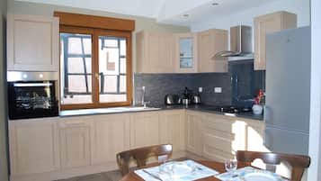 Microwave, dishwasher, coffee/tea maker, cookware/dishes/utensils