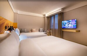 Free minibar items, desk, blackout curtains, iron/ironing board - Manxin Hotel Beijing Forbidden City (Beijing)