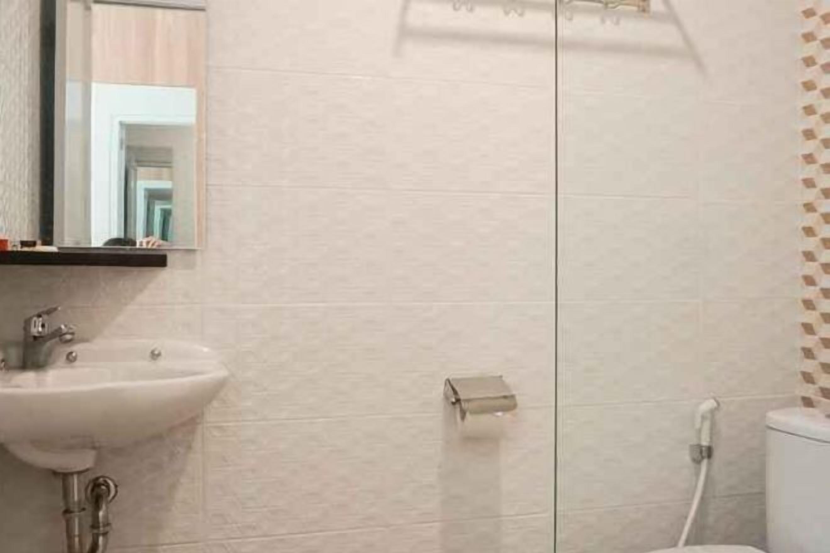 Baño | Regadera, amenidades de baño gratuitas, pantuflas, toallas 
