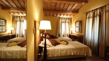 8 camere, una scrivania, ferro/asse da stiro, Wi-Fi gratuito