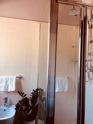 Combined shower/bathtub, hair dryer, bidet, towels - Casale Brettino: sea, countryside, meetings, events and culture (Fano (PU))