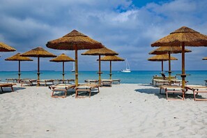 Plage, chaises longues, serviettes de plage