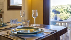 A dining table set with plates, glasses, and cutlery. - Stintino Villa Regina with independent swimming pool, 3 bedrooms, 2 bathrooms (Stintino)