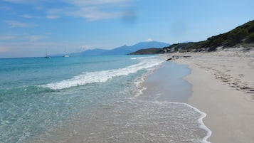 Una playa cerca, sillas reclinables de playa