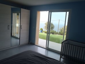 6 habitaciones, tabla de planchar con plancha y cuna de viaje