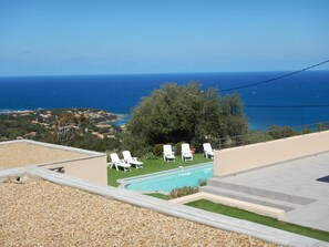 Una piscina al aire libre, una piscina climatizada