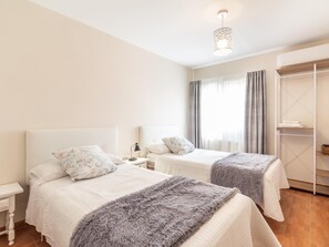 4 chambres, fer et planche à repasser, accès Internet, draps fournis