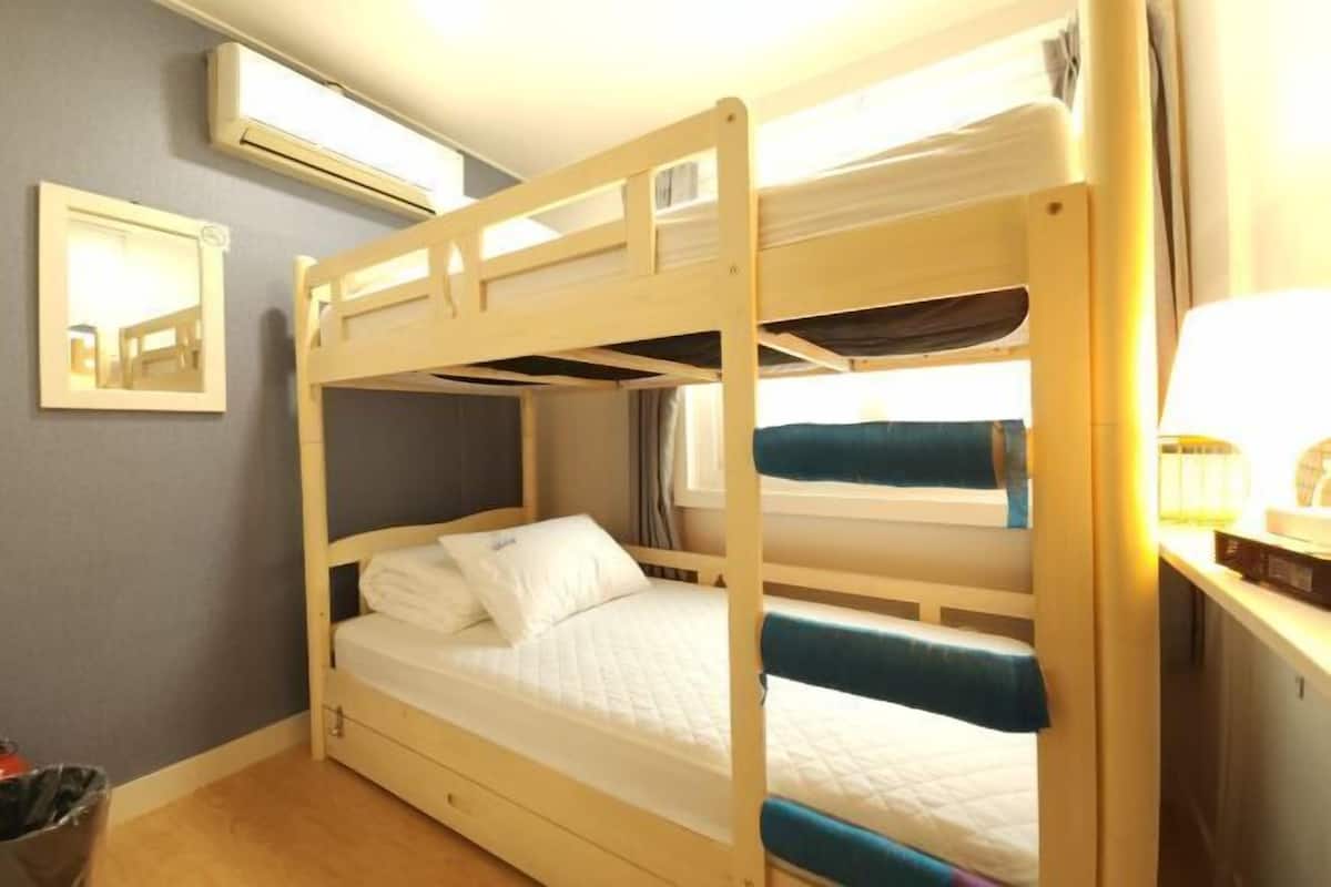 Con stile personalizzato, con arredamento individuale, una scrivania