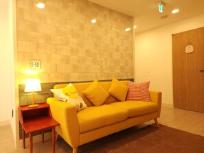 42-inch flat-screen TV with cable channels, heated floors - OYO Myeongdong 5 Lodge (Seoul)