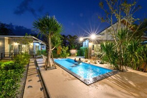 Una piscina al aire libre