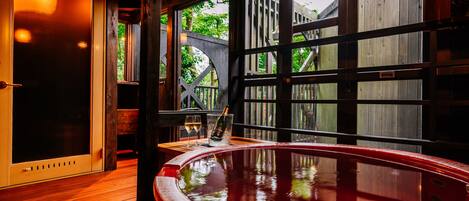 客房 (205 with Private Open-air Bath) | 浴室 | 獨立浴缸及淋浴設備、泉水浴、免費梳洗用品、風筒