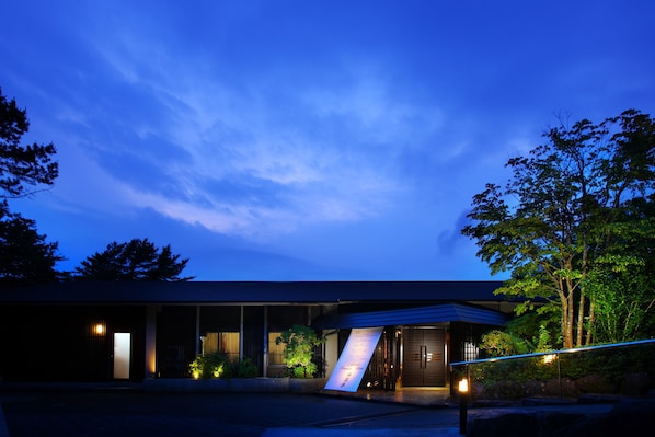 A modern building with a large signboard in front, surrounded by trees and a clear sky. - Fontaine Bleau Sengokutei (Hakone)