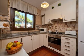 Fridge, microwave, oven, coffee/tea maker