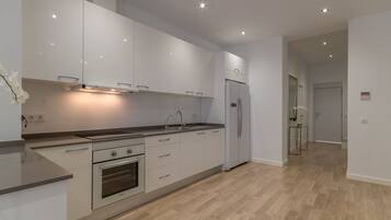 Een koelkast, een microgolfoven, een oven, een kookplaat