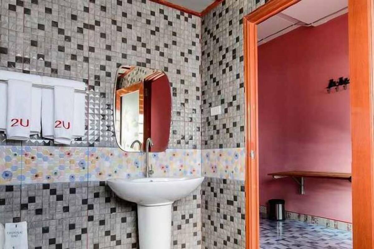 Rainfall showerhead, free toiletries, towels, shampoo