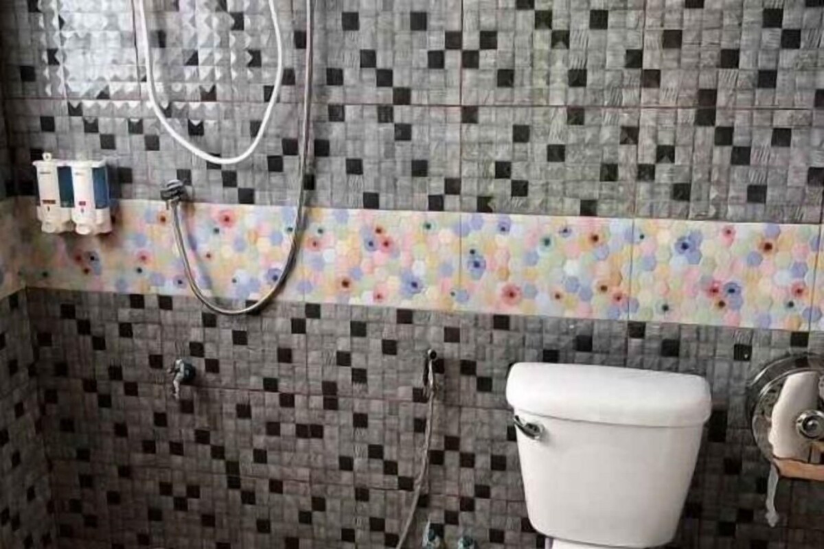 Bathroom | Rainfall showerhead, free toiletries, towels, shampoo