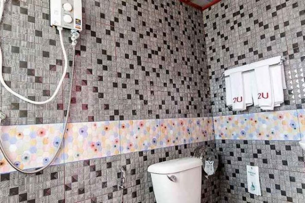 Rainfall showerhead, free toiletries, towels, shampoo
