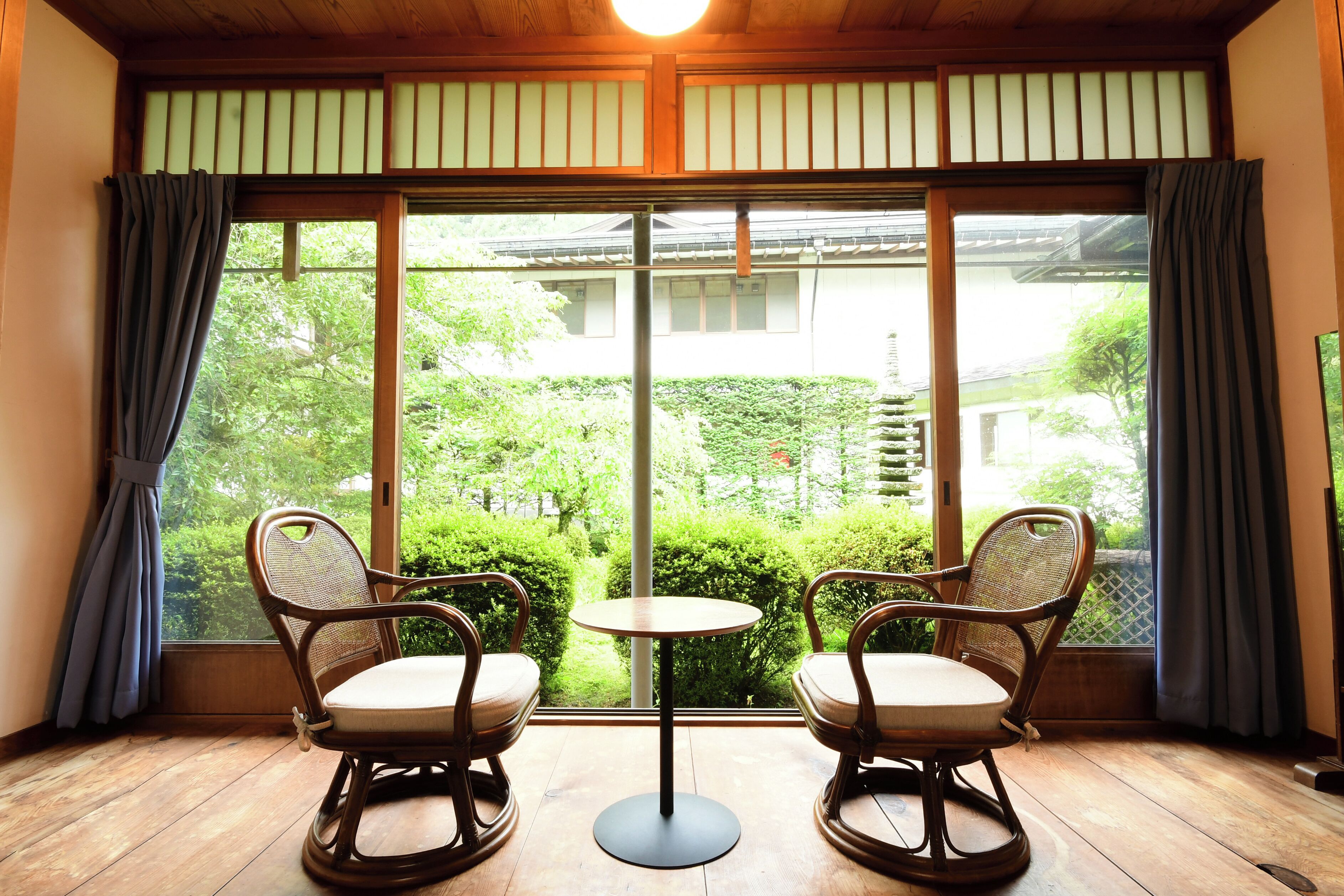 خزنة داخل الغرفة وبديكورات فريدة لكل غرفة وطراز فريد لكل وحدة