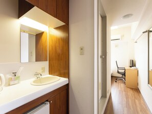 單人房, 非吸煙房 (Unable to check-in after 9:30 pm) | 羽絨被、書桌、遮光布/窗簾、免費無線上網