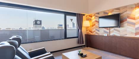 Grand Room, Non Smoking (Unable to check-in after 9:30 pm) | Down duvets, desk, blackout curtains, free WiFi