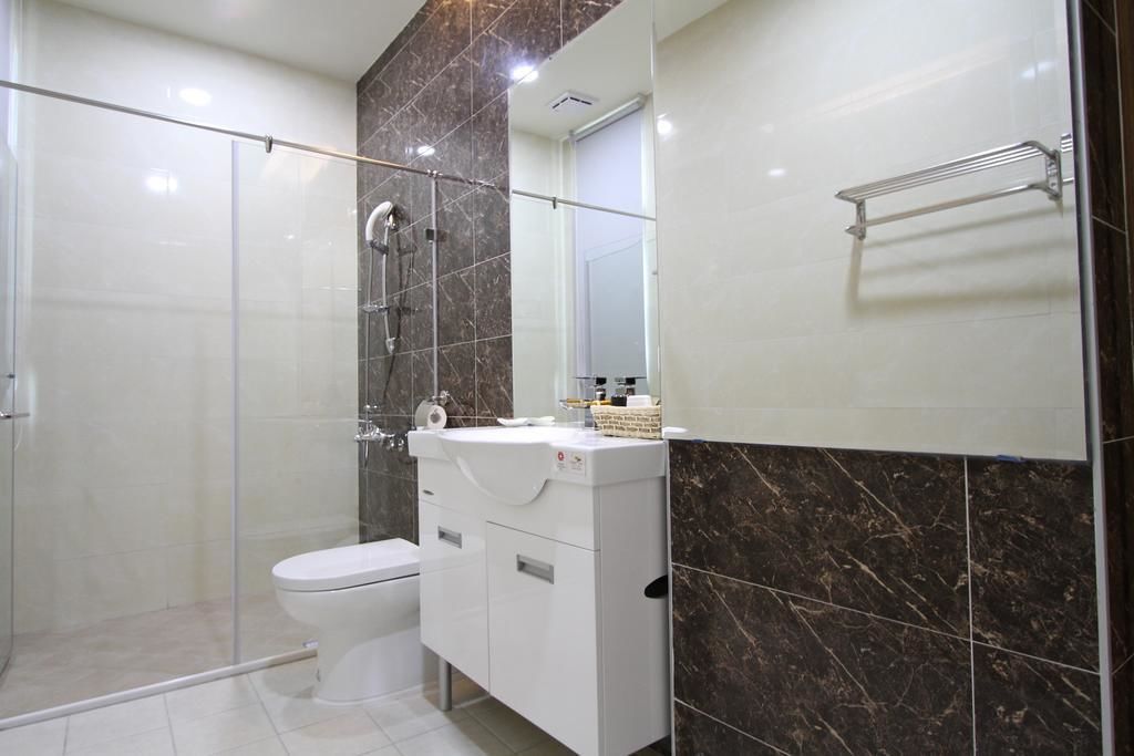 Chambre Double Standard, 1 lit double | Salle de bain | Douche, articles de toilette gratuits, sèche-cheveux, chaussons