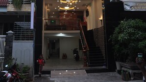A building with a sign reading "KHACH SAN HANAN".