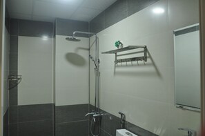 Douche, articles de toilette gratuits, sèche-cheveux, chaussons