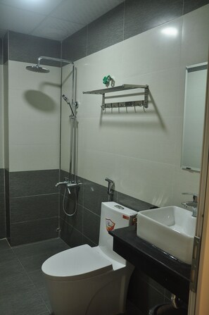 Dusche, kostenlose Toilettenartikel, Haartrockner, Hausschuhe
