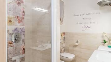 Douche, articles de toilette gratuits, sèche-cheveux, bidet