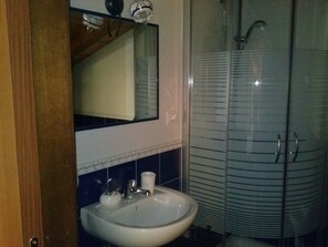 Een douche, een haardroger, een bidet, handdoeken
