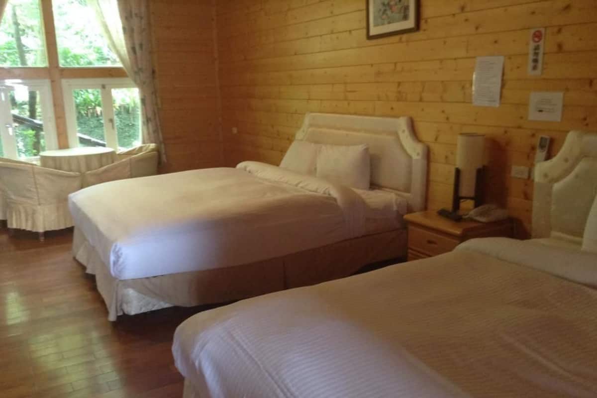Chalet (4 People) | Desk, blackout drapes, rollaway beds, free WiFi