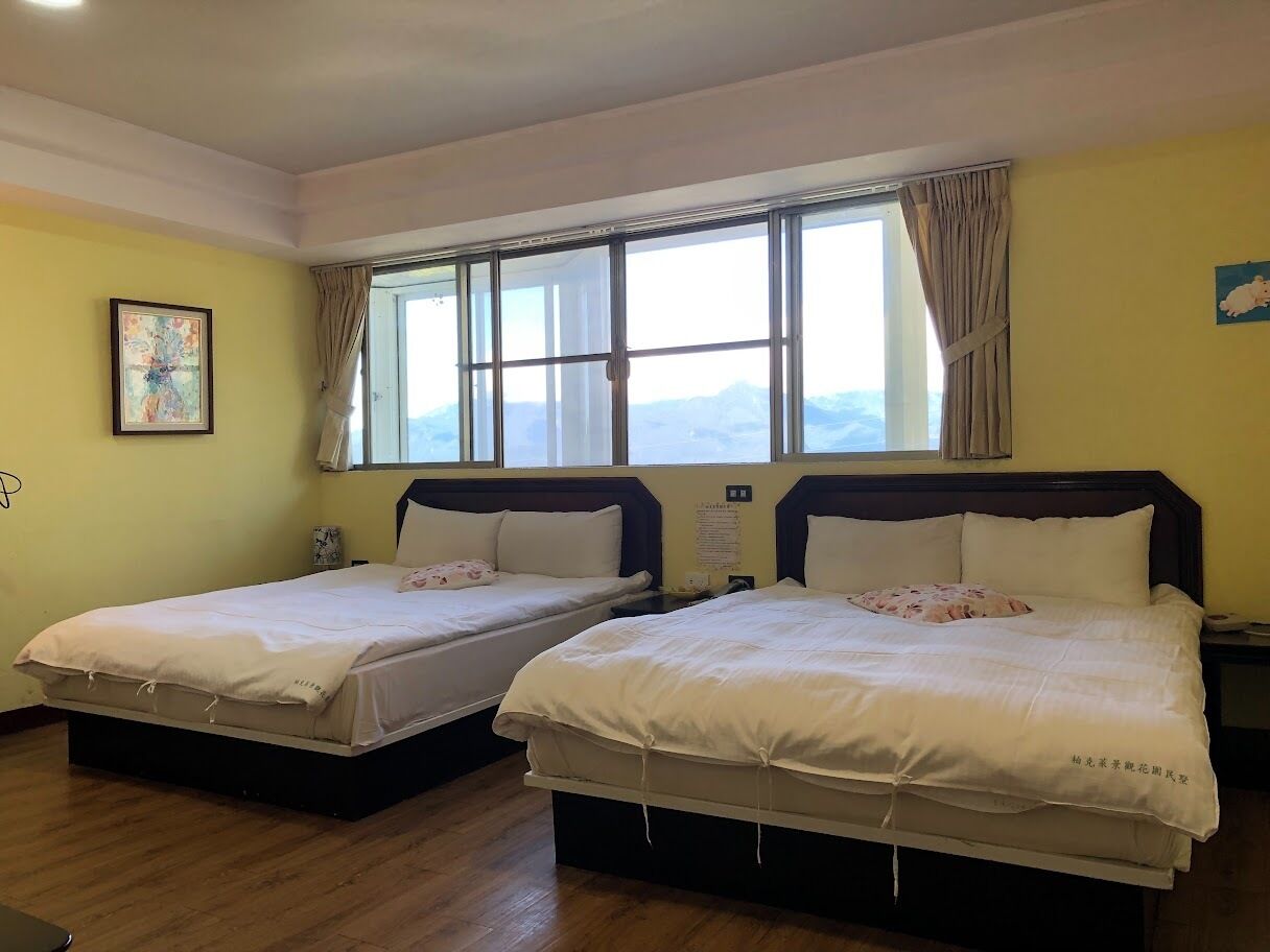 Kamar Quadruple Standar | Meja kerja, tirai kedap cahaya, Wi-Fi gratis, dan seprai linen