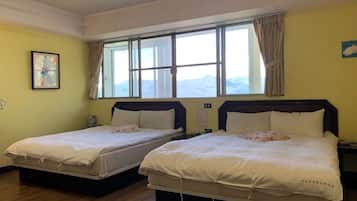 Kamar Quadruple Standar | Meja kerja, tirai kedap cahaya, Wi-Fi gratis, dan seprai linen