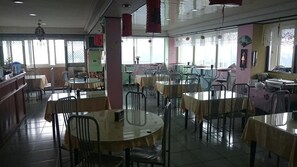 Petit déjeuner complet compris tous les jours