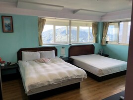 書桌、遮光布/窗簾、免費無線上網、床單