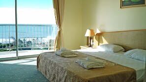 Kamar Standar, pemandangan laut | Minibar, brankas, meja kerja, dan Wi-Fi gratis