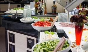 Free daily buffet breakfast - Altis Resort Hotel & Spa - All Inclusive (Serik)