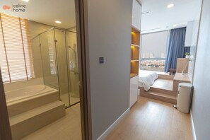 Departamento, 3 habitaciones (P5 -1802) | Escritorio, cortinas blackout y tabla de planchar con plancha 