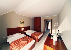 Premium bedding, in-room safe, desk, laptop workspace - Hotel Atrium (Targu Secuiesc)