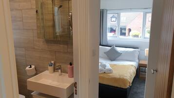 House | 3 bedrooms, soundproofing, iron/ironing board, free WiFi