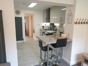 House | Private kitchen | Fridge, microwave, oven, stovetop - Marlow's Emerald 3 Bedroom House (Marlow)