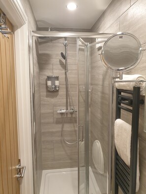 Ferienhaus | Badezimmer | Duschwanne, Komfortbadewanne, Haartrockner, Handtücher