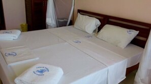 Habitación doble estándar | Decoración personalizada, escritorio, insonorización y wifi gratis 