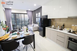 アパートメント 2 ベッドルーム (A1102) | リビング エリア | 液晶テレビ