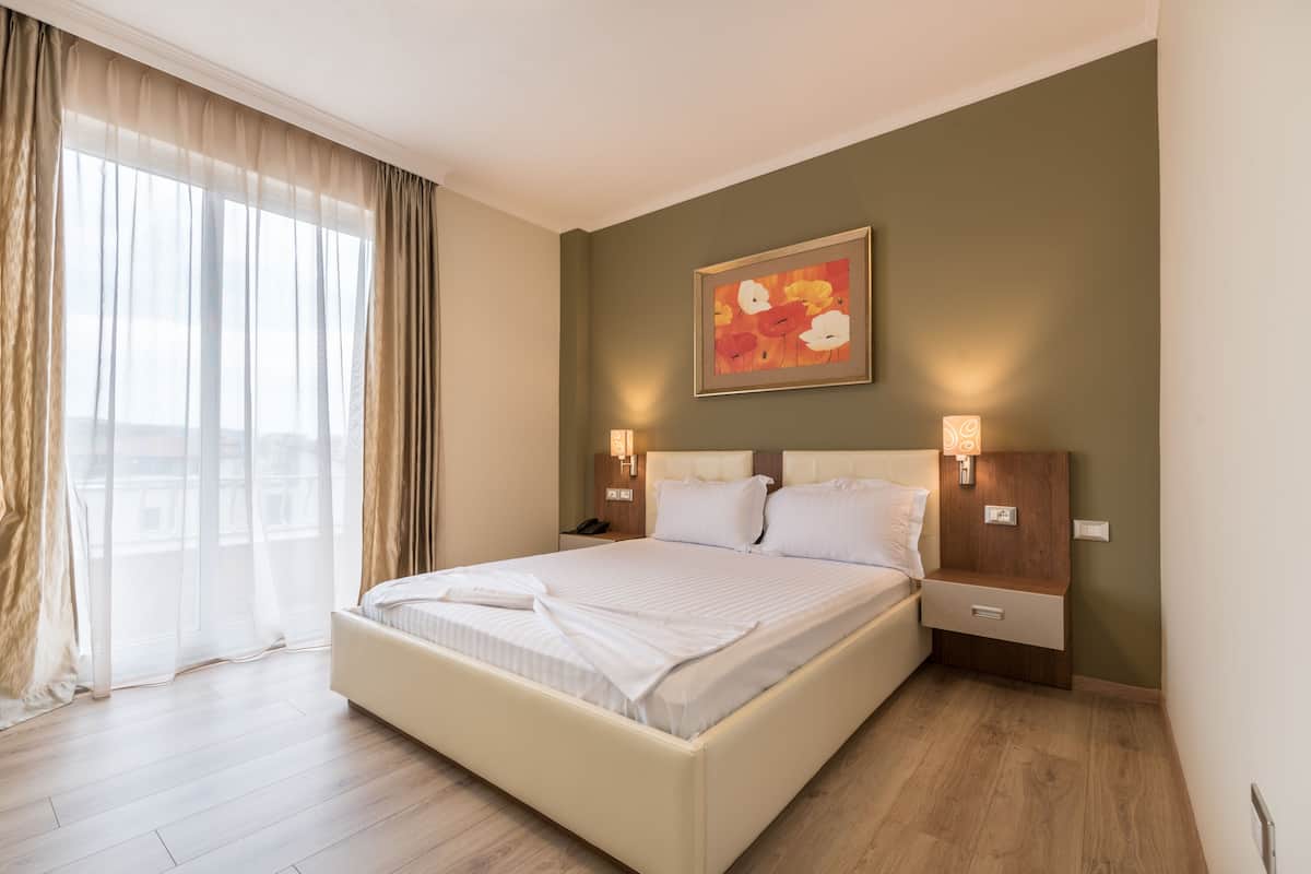 1 slaapkamer, individueel gedecoreerd, een bureau