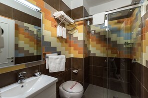 Douche, sèche-cheveux, chaussons, savon