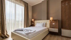 1 bedroom, desk, blackout drapes, soundproofing - KEIT Hotel (Tirana)
