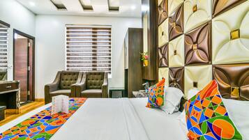 Family Room | Egyptian cotton sheets, premium bedding, desk, free WiFi